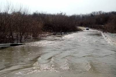 В Саратовской области паводком подтоплены пять мостов и две автодороги