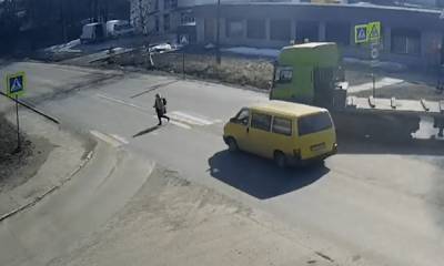 В Петрозаводске девочка чуть не попала под колеса машины на пешеходном переходе