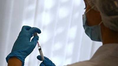 В Москве началась вакцинация горожан от коронавируса на дому