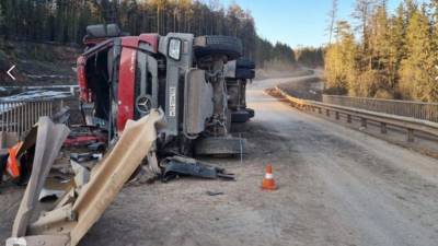 В Иркутской области водитель лесовоза погиб в ДТП
