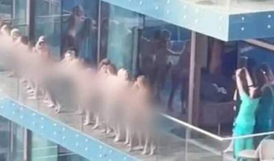 ОАЭ депортировали украинок, устроивших эротическую фотосессию на прозрачном балконе