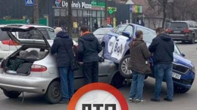В Киеве таксист Bolt заехал на капот Lanos: видео