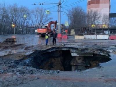 На улице Куйбышева в Челябинске образовался новый гигантский провал