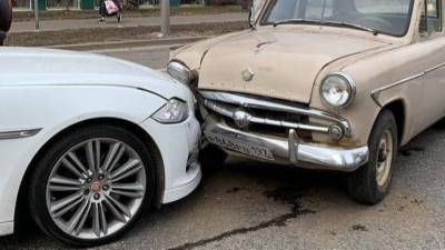 «Столкновение эпох»: в столице «Москвич» въехал на встречке в Jaguar