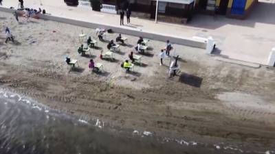 Испанские школьники начали учиться на пляже