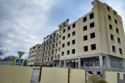В Анапе снесли три этажа многоэтажки-самостроя