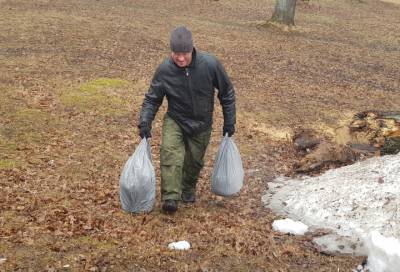 Во время субботника в Сиверском собрали 400 мешков мусора по берегам реки Оредеж