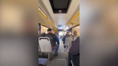 Сибиряк устроил перепалку в автобусе Крыму после того, как его назвали «понаехавшим»