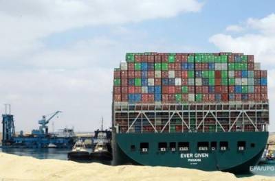 В Египте арестовали перекрывшее Суэцкий канал судно