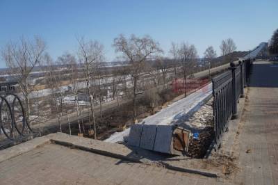«Вместе со снегом убрали забор»: разрушенное ограждение Верхневолжской набережной восстановят до 16 апреля
