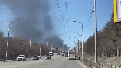 Черный дым: в Омске загорелись цистерны с топливом