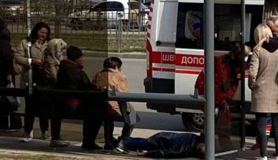 Люди безразлично наблюдают: трагедия случилась с мужчиной возле метро в Харькове, кадры