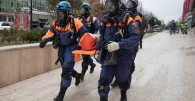 В Магнитогорске спасатели помогли врачам донести 200-килограммового пациента до скорой