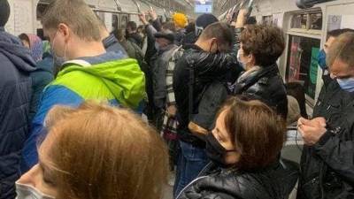 Без соблюдения карантина: в метро Киева снова не протолкнуться из-за толпы пассажиров