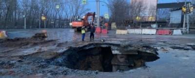 На улице Куйбышева в Челябинске появился новый огромный провал