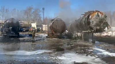 Видео из Сети. Черный дым: в Омске загорелись цистерны с топливом
