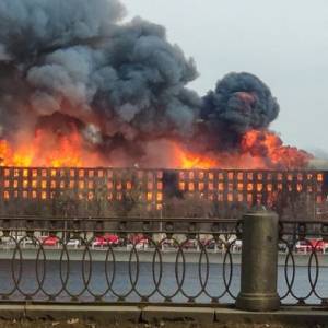 Пожар в бизнес-центре в Санкт-Петербурге продолжается второй день