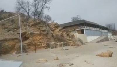 В Одессе сносят природную скалу на пляже в Аркадии (видео)