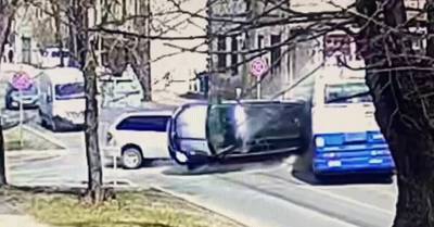 ВИДЕО: камеры зафиксировали момент столкновения двух автомобилей и троллейбуса в Агенскалнсе