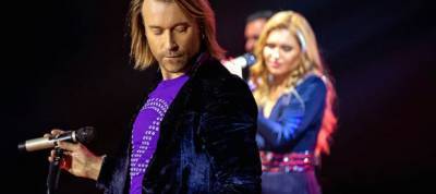 47-летний Олег Винник чувственно станцевал с эффектной блондинкой прямо на сцене
