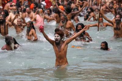 Мільйони індуїстів зібралися на березі річки Ганг, попри пандемію, – фото