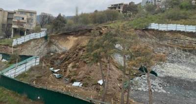 Строительсто дома приостановили в Тбилиси из-за схода земляной массы