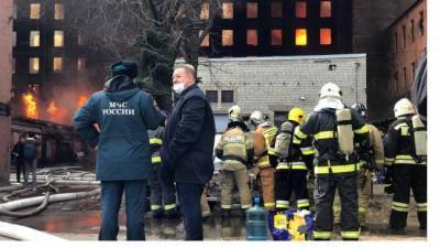 "360": источник рассказал о состоянии пострадавших сотрудников МЧС при пожаре на "Невской мануфактуре"