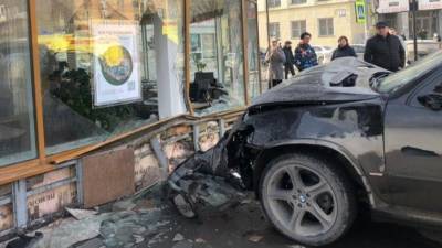 BMW сбил двух человек и раскрошил угол здания в Новосибирске — видео