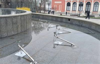 В Одессе вандалы испортили фонтан на Театральной площади