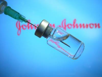 США ставит на паузу применение вакцины J&J из-за шести случаев появления тромбов