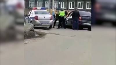Видео из Сети. В Арзамасе пьяный водитель протаранил три автомобиля, пытаясь скрыться от полиции