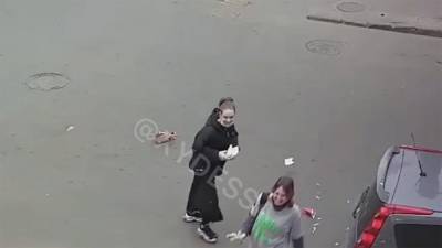 Кто-то потеряет, кто найдет: в Одессе девушка подобрала бургер на дороге – видео