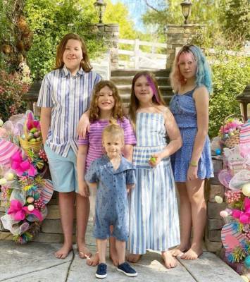 Тори Спеллинг на отдыхе в Палм-Спринг вместе с мужем и пятью детьми