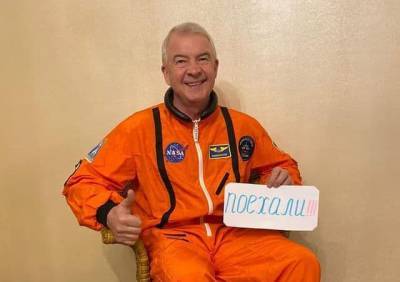 Петербургский депутат в американском костюме поздравил россиян с Днем космонавтики