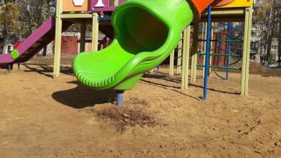 Песок на детской площадке "поглотил" по пояс девочку в Татарстане