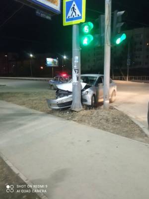 В Сыктывкаре водитель не справился с управлением и протаранил столб