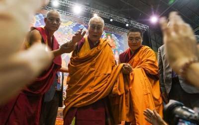 Далай-лама призвал передать женщинам управление миром и мира