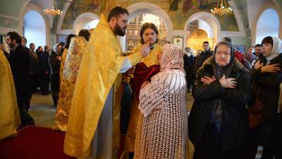 Патриарх Кирилл: хлеб и вино для причащения не подвержены инфекции