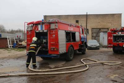 Гродненские спасатели ликвидировали пожар в административно-складском здании