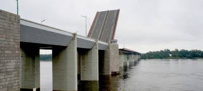 Движение на трассе «Кола» перекроют из-за разводки Ладожского моста