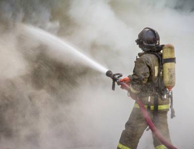 Пожарные уже более суток не могут потушить Невскую мануфактуру