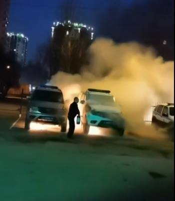 В Петербурге подожгли два полицейских УАЗа — видео