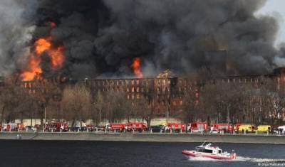 Пожар на "Невской мануфактуре" не могут потушить вторые сутки