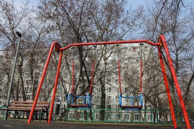 Ребенка затянуло в песок на детской площадке в Казани