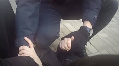 Новости на "России 24". В Барнауле спасли девушку, выпрыгнувшую из окна квартиры, где ее удерживали насильники
