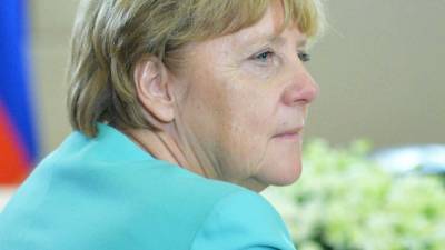 Активисты немецкой организации принесли гробы к офису Меркель