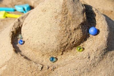 На детской площадке в Казани ребенка по пояс затянуло в песок