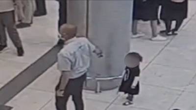 Родители в Иерусалиме чуть не уехали на поезде, забыв 2-летнего ребенка: видео