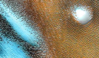 Золото на голубом: NASA показала необычные снимки Марса