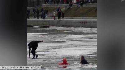 Восьмилетняя девочка провалилась под лед на городском пруду в Екатеринбурге